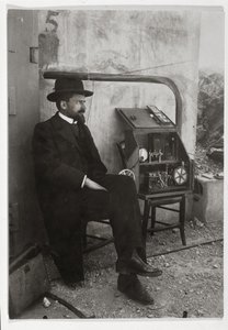 Gustave Ferrie accanto alla sua prima macchina TSF, c.1900 da French Photographer